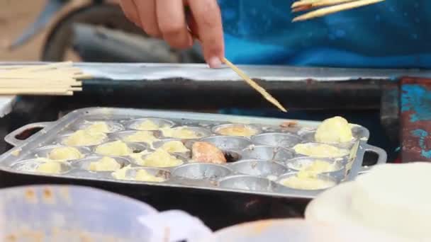 Ein Händler Der Pentol Mit Eiern Vermischt Frittiert — Stockvideo