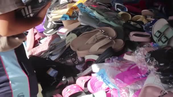 West Kutai East Kalimantan Indonesia October 2022 Woman Choosing Sandals — Stock Video