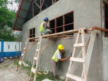 Batı Kutai, Doğu Kalimantan, Endonezya - 11 Eylül 2022 - gündüz çalışan inşaat işçileri