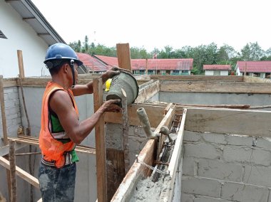 Batı Kutai, Doğu Kalimantan, Endonezya - 11 Eylül 2022 - gündüz çalışan inşaat işçileri