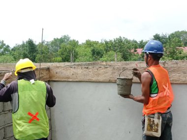 Batı Kutai, Doğu Kalimantan, Endonezya - 11 Eylül 2022 - gündüz çalışan inşaat işçileri