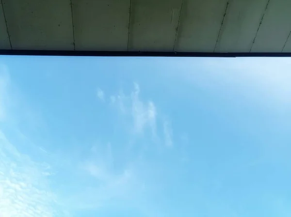 Binanın Çatısı Açık Mavi Gökyüzü Öğleden Sonra — Stok fotoğraf
