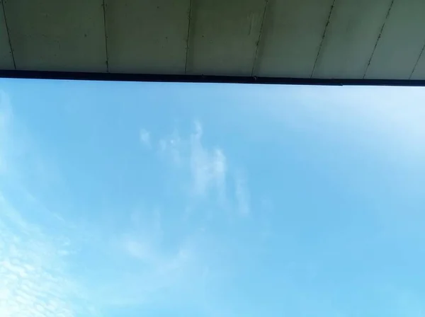 Binanın Çatısı Açık Mavi Gökyüzü Öğleden Sonra — Stok fotoğraf