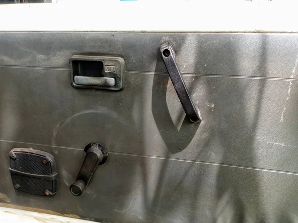 一辆灰色的旧车的内部门板 装有原始手动手柄和窗户调整器 — 图库照片