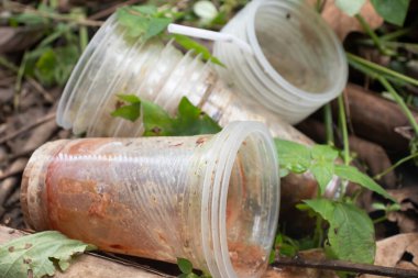 Bir avuç kirli ve lekeli plastik bardak.