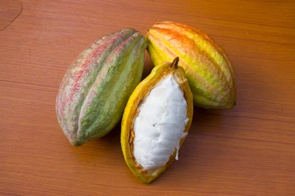 Жовті Зелені Какао Бочки Розділені Покладені Шоколадний Стіл — стокове фото