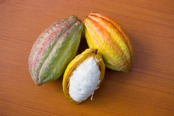 Жовті Зелені Какао Бочки Розділені Покладені Шоколадний Стіл — стокове фото