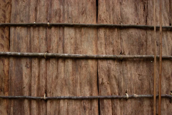 木の樹皮の質感がシンプルな家の壁に作られ — ストック写真
