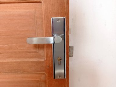 Binanın kapı ve kapı kolu.