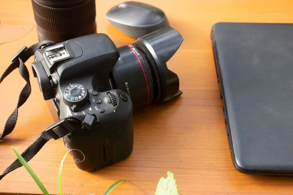Câmera Laptop Colocados Uma Mesa Marrom — Fotografia de Stock
