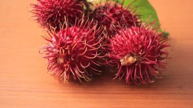 Masaya yerleştirilen rambutan kahverengidir.