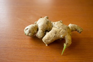 Zencefil bitkisi. Kahverengi bir masanın üzerine.