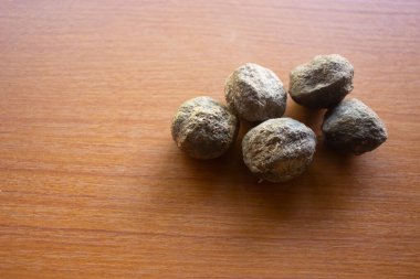 Masanın üzerine konmuş mum ağacı kahverengidir.