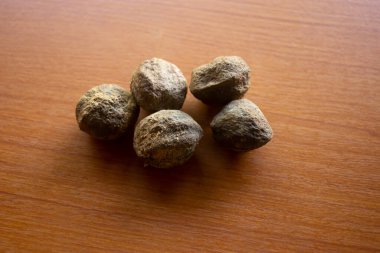 Masanın üzerine konmuş mum ağacı kahverengidir.