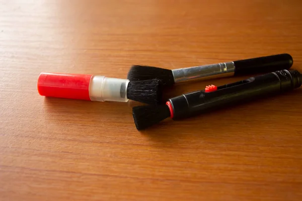 ปากกาท าความสะอาดเลนส องวางบนโต าตาล — ภาพถ่ายสต็อก