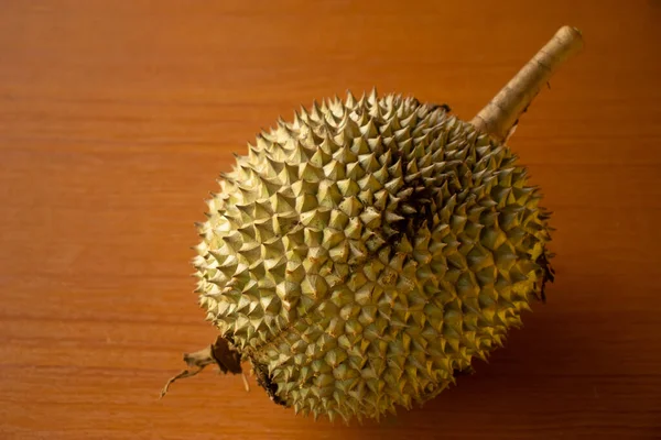 Durian Colocado Sobre Una Mesa Madera Marrón —  Fotos de Stock