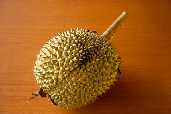 Durian Colocado Sobre Una Mesa Madera Marrón —  Fotos de Stock