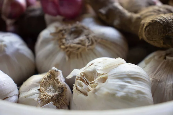 Garlic, onion, candlenut and ginger are placed in the same container