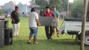 Linggang Bigung, Doğu Kalimantan, Endonezya - 1 Kasım 2022 - ses sistemini arabadan indiriyor