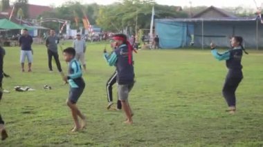 Batı Kutai, Doğu Kalimantan, Endonezya - 30 Ekim 2022 - Dayak dansçıları dans, Dayak kabile dansı