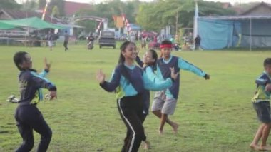 Batı Kutai, Doğu Kalimantan, Endonezya - 30 Ekim 2022 - Dayak dansçıları dans, Dayak kabile dansı