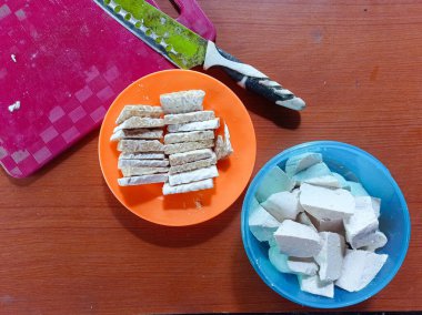 Tempe ve tofu, çikolata masasında kendi kutularında.