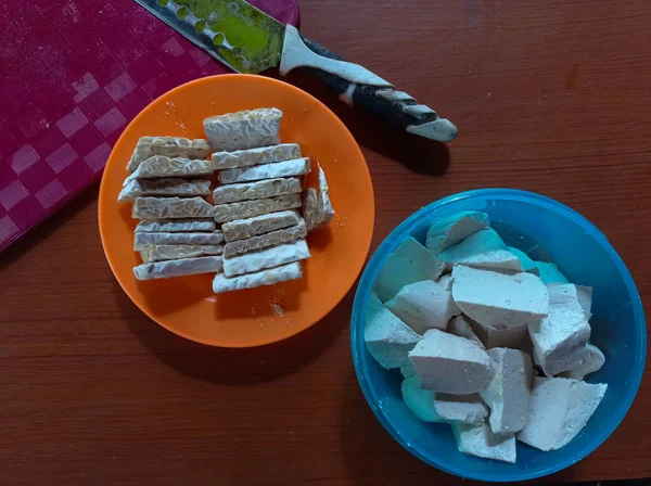 Tempe Tofu Sus Respectivos Recipientes Una Mesa Chocolate — Foto de Stock
