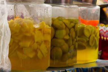 Turşu, mango ve ananas kavanozda, sokak satıcıları satıyor.