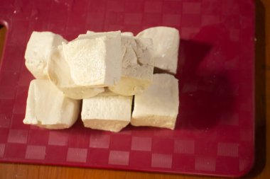 Tofu kırmızı plastik bir masaya konur.