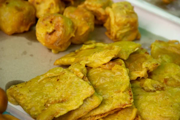 Kızarmış tofu ve tempeh sokak satıcıları tarafından satılıyor, popüler Endonezya sokak yemekleri.