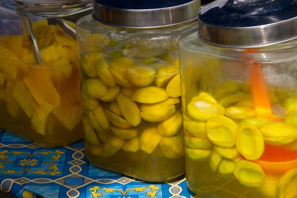 Turşu, mango ve ananas kavanozda, sokak satıcıları satıyor.