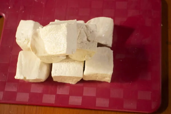 豆腐放在一个红色塑料桌子上 — 图库照片