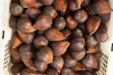 Tüccarlar tarafından satılan meyveler, güneş meyvesi arkaplanı, çikolatalı ürün..