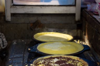 Martabak Endonezyalı sokak satıcıları tarafından pişiriliyor