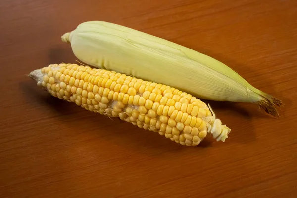 Corn Placed Table Brown Corn Corn Husks — Stock Photo, Image