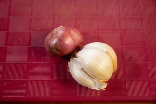 Σκόρδο Κρεμμύδι Και Τζίντζερ Τοποθετούνται Στο Τραπέζι Είναι Κόκκινα — Φωτογραφία Αρχείου
