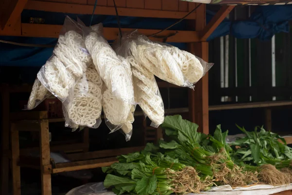 Индонезийские Традиционные Крекеры Продаются Обочине Дороги — стоковое фото