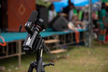 etkinliğin arka planına sahip bir gazetecinin video kamerası