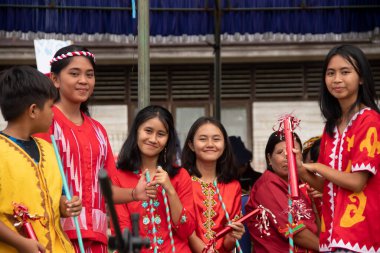 Linggang Bigung, Batı Kutai, Doğu Kalimantan, Endonezya - 1 Kasım 2022 - Dayak dansçıları Linggang Bigung köyünün doğum günü kültür festivali, Tunjung ve Benuaq Dayak gantar dansları ve diğer dansları 