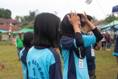 Linggang Bigung, Doğu Kalimantan, Endonezya - 1 Kasım 2022 - Okul çocukları kuyrukta bekliyor, yürüyüş aktiviteleri, sağlıklı yürüyüşler