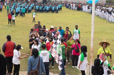 Linggang Bigung, Doğu Kalimantan, Endonezya - 1 Kasım 2022 - Okul çocukları kuyrukta bekliyor, yürüyüş aktiviteleri, sağlıklı yürüyüşler