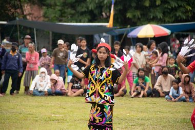 Linggang Bigung, Batı Kutai, Doğu Kalimantan, Endonezya - 1 Kasım 2022 - Dayak dansçıları Linggang Bigung köyünün doğum günü kültür festivali, Tunjung ve Benuaq Dayak gantar dansları ve diğer dansları 