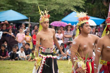 Linggang Bigung, Batı Kutai, Doğu Kalimantan, Endonezya - 1 Kasım 2022 - Dayak Tunjung kabilesinin Belian dansçısı, Benuaq Linggang Bugung köyünün orman kutlamasında. Belian dansı bir...