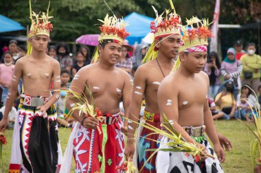 Linggang Bigung, Batı Kutai, Doğu Kalimantan, Endonezya - 1 Kasım 2022 - Dayak Tunjung kabilesinin Belian dansçısı, Benuaq Linggang Bugung köyünün orman kutlamasında. Belian dansı bir...