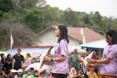 Linggang Bigung, Batı Kutai, Doğu Kalimantan, Endonezya - 1 Kasım 2022 - Dayak dansçıları Linggang Bigung köyünün doğum günü kültür festivali, Tunjung ve Benuaq Dayak gantar dansları ve diğer dansları 