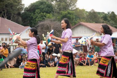 Linggang Bigung, Batı Kutai, Doğu Kalimantan, Endonezya - 1 Kasım 2022 - Dayak dansçıları Linggang Bigung köyünün doğum günü kültür festivali, Tunjung ve Benuaq Dayak gantar dansları ve diğer dansları 