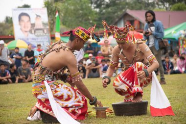 Linggang Bigung, Batı Kutai, Doğu Kalimantan, Endonezya - 1 Kasım 2022 - Dayak Tunjung kabilesinin Belian dansçısı, Benuaq Linggang Bugung köyünün orman kutlamasında. Belian dansı bir...