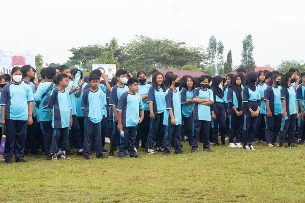 Лингганг Бигун Восточный Калимантан Индонезия Ноября 2022 Года Школьники Стоят — стоковое фото