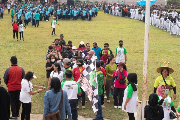 印度尼西亚东加里曼丹凌冈比贡 2022年11月1日 学童排队等候 健康步行 — 图库照片
