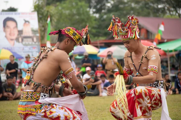 リンガン ビグン 西クタイ 東カリマンタン インドネシア 2022年11月1日 リンガン ブグン村の森の祭典で ベナクのダヤク トゥンジョン族のベナンのダンサー — ストック写真